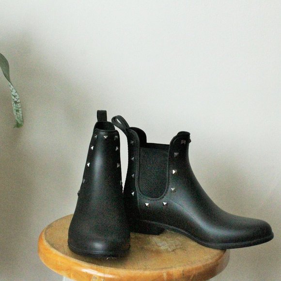 London Fog Black Chelsea rain boots w studs size 7 - Picture 2 of 7